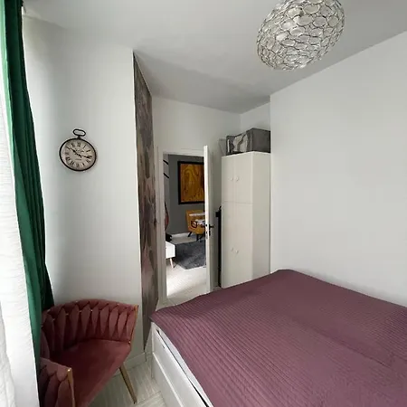Bright: Flat With Balcony - Kitchen - Free Parking Apartment Berlin